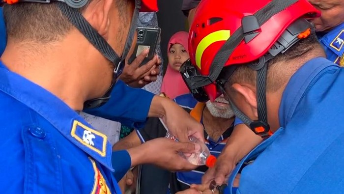 Personel Damkar Barru membantu mengevakuasi cincin yang tersangkut di jari warga.