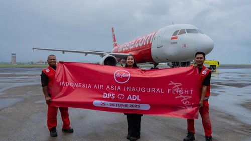 Pesawat Indonesia AirAsia dengan kode penerbangan QZ421 mendarat di Bandar Udara Internasional Ngurah Rai, Bali, Kamis (26/62025). Pendaratan pesawat ini sebagai tanda dibukanya rute penerbangan Adelaide-Denpasar dari Indonesia AirAsia. (Dok. Kemenpar)