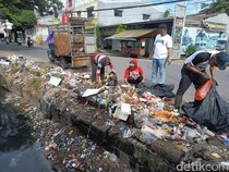 Petugas Mulai Bersihkan Sampah Meluber ke Got di Jalan Mallengkeri Makassar