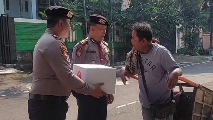 Polda Metro Jaya berbagi dengan pengemis hingga tunawisma.