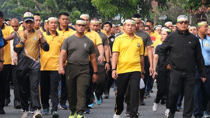 Polda Riau menggelar olahraga bersama menyambut HUT Bhayangkara ke-79, di Kota Pekanbaru, Jumat (27/6/2025).