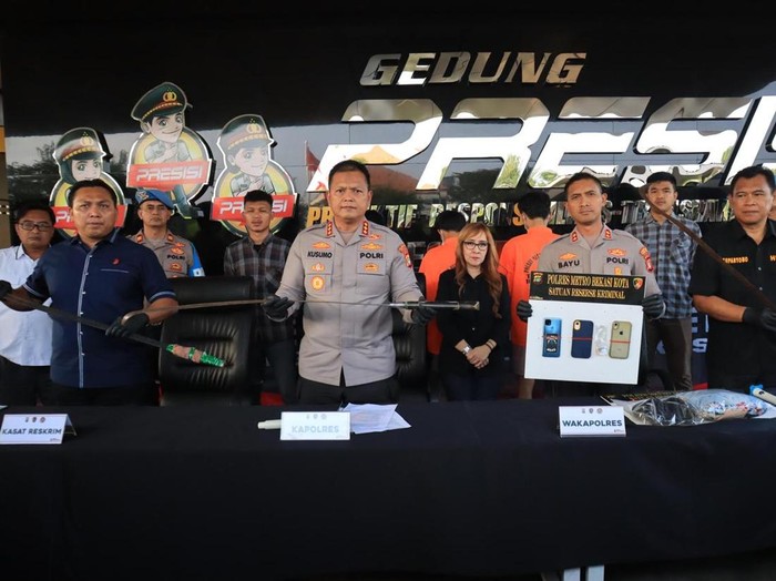 Polisi menangkap lima pelaku tawuran yang membacok pria inisial F (22) hingga tewas di Kota Bekasi, Jawa Barat. (dok.Istimewa)