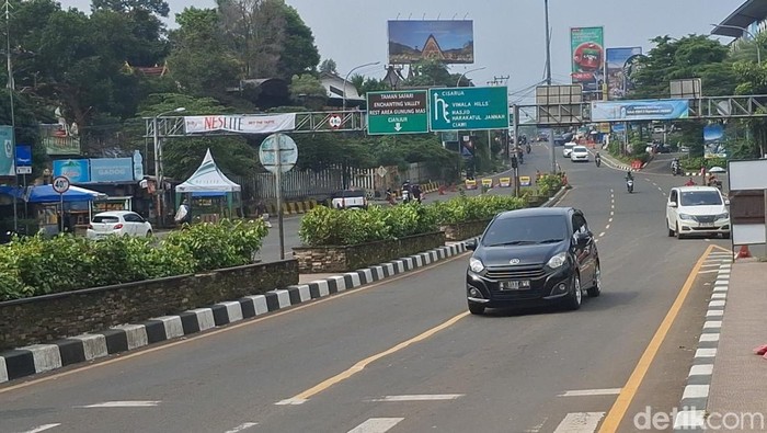 Polisi terapkan one way di Puncak Bogor arah Jakarta Jumat (27/6/2025) siang ini (Foto: M Sholihin/detikcom))
