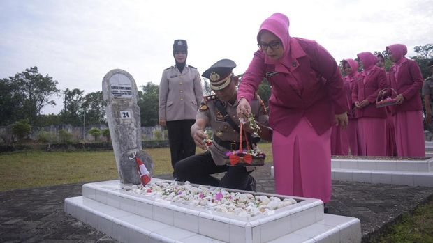 Polres Kampar melakukan ziarah dan tabur bunga di ajaran Polres Kampar melaksanakan Upacara Ziarah dan Tabur Bunga dalam rangkaian memperingati Hari Bhayangkara ke-79, yang digelar pada Rabu pagi (25/06/2025) di Taman Makam Pahlawan Kusuma Eka Bakti, Kecamatan Bangkinang, Kota Kabupaten Kampar.