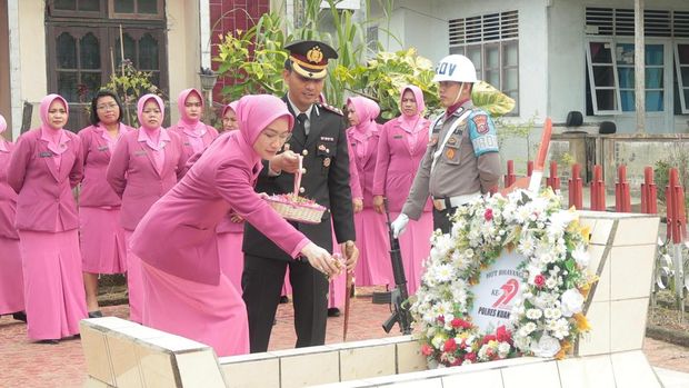 di Taman Makam Pahlawan K.H. Umar Usman, Desa Koto Taluk, Kecamatan Kuantan Tengah, Kabupaten Kuansing, Senin (23/6/2025).