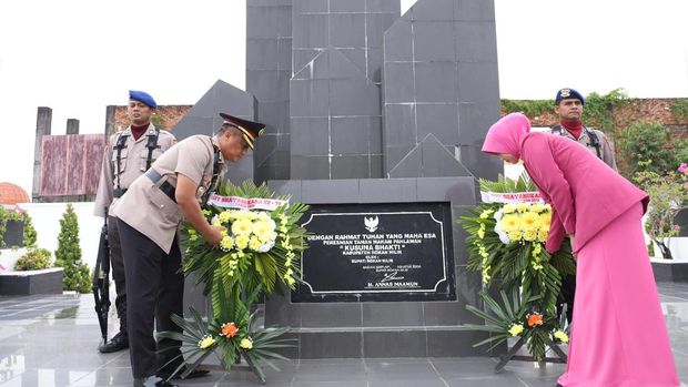 Polres Rohil menggelar ziarah dan tabur bunga di Taman Makam Pahlawan Kelurahan Bagan Barat Kecamatan Bangko Kabupaten Rohil, dalam rangka HUT Bhayangkara ke-79, Senin (25/6/2025).