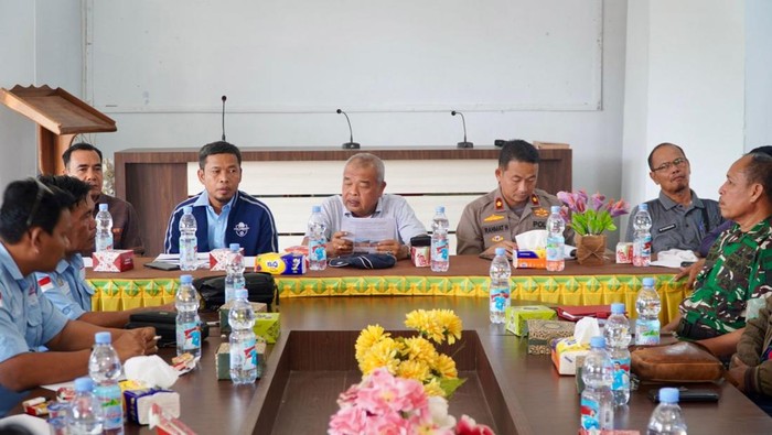 Polres Rohul mengamankan mediasi konflik dua kelompok serikat pekerja di PT SKA, pada Rabu (25/6/2025).