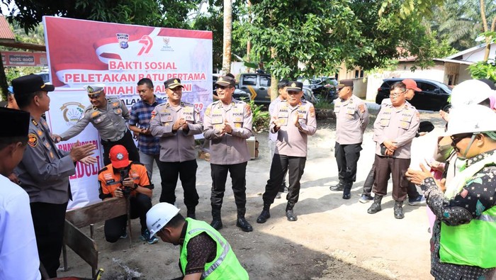 Polres Siak membangun rumah layak huni ke-6 dalam rangka memperingati HUT Bhayangkara ke-79, pada Jumat (27/6/2025).