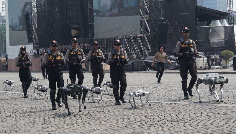 Polri memperkenalkan 25 unit robot patrol humanoid, robot anjing pintar (i-K9), tank patroli dengan drone surveillance hingga Ropi. (dok.Polri)