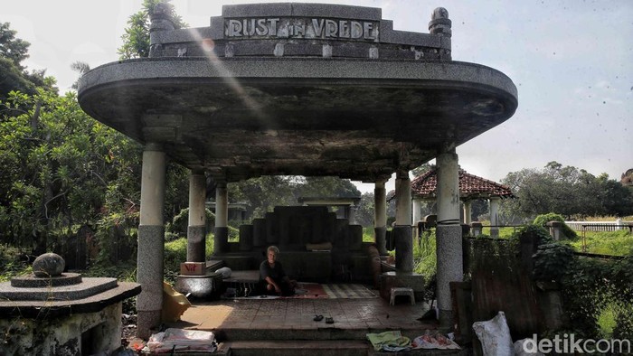 Ratusan warga membangun hidup dalam sunyi di sela nisan tua Kuburan Cina, Kebon Nanas, Jakarta Timur. Mereka bertahan di celah sempit kota yang terus tumbuh dan lupa.
