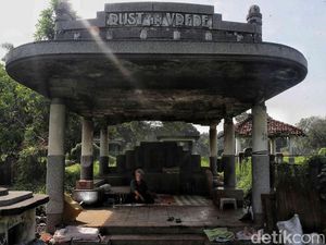 Cerita Nenek Ira Rela Berebut Makam dengan Pemulung demi Tempat Tinggal