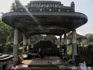 Nestapa Tinggal di Atas Nisan Kuburan