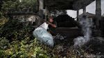 Potret Kehidupan di Antara Nisan Kuburan China