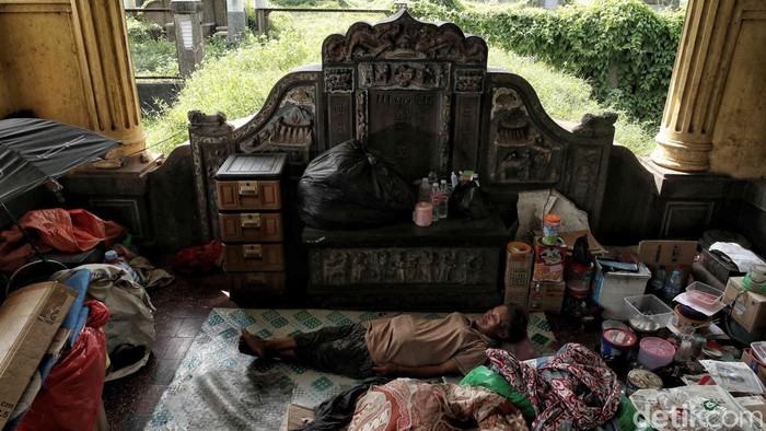 Di sela nisan tua Kuburan Cina Kebon Nanas, Jakarta Timur, puluhan warga membangun hidup dalam sunyi, menanti keadilan di antara bayang pembangunan kota.