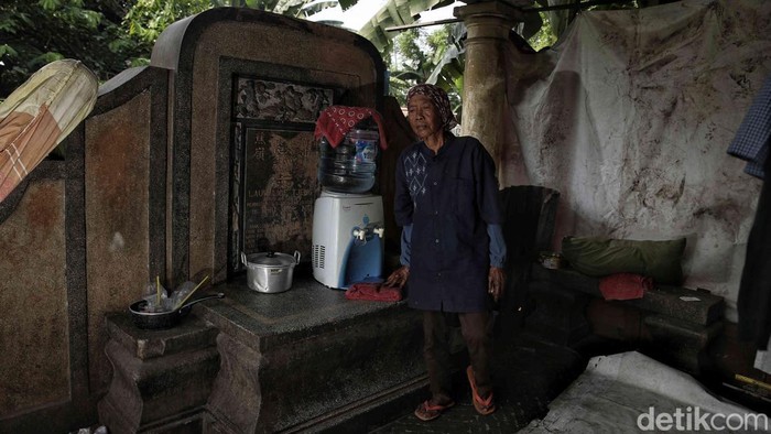 Di sela nisan tua Kuburan Cina Kebon Nanas, Jakarta Timur, puluhan warga membangun hidup dalam sunyi, menanti keadilan di antara bayang pembangunan kota.