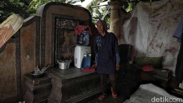 Di sela nisan tua Kuburan Cina Kebon Nanas, Jakarta Timur, puluhan warga membangun hidup dalam sunyi, menanti keadilan di antara bayang pembangunan kota.