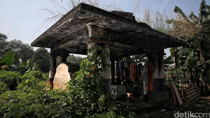 Potret Kehidupan Diantara Nisan Keburan Tua Cina Di sela nisan tua Kuburan Cina Kebon Nanas, Jakarta Timur, puluhan warga membangun hidup dalam sunyi, menanti keadilan di antara bayang pembangunan kota.