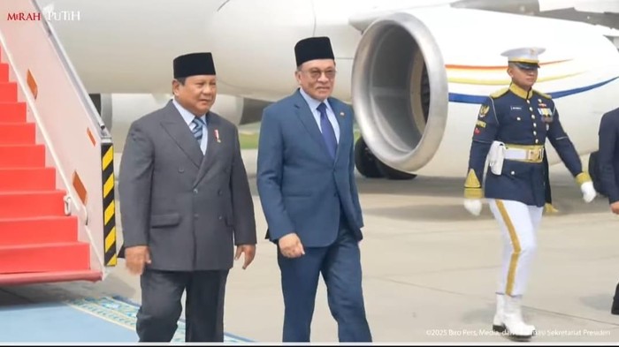 Prabowo sambut langsung Anwar Ibrahim di Bandara Halim (tangkapan layar Youtube Sekretariat Presiden)