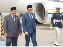 PM Malaysia Anwar Ibrahim Tiba di Bandara Halim, Disambut Langsung Prabowo