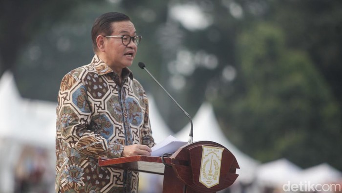 Gubernur DKI Jakarta Pramono Anung saat melihat pertujukkan Royal Marines Band di Lapangan Banteng, Jakarta, Jumat (27/6/2025).
