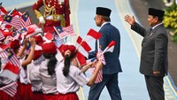 Kunjungan kenegaraan PM Malaysia Anwar Ibrahim di Istana Kepresidenan Jakarta tersebut untuk membahas hubungan bilateral, tindak lanjut dari sejumlah agenda ASEAN di Kuala Lumpur beberapa waktu lalu, serta bertukar pandangan soal dinamika kawasan dan global yang menjadi perhatian bersama. Foto: ANTARA FOTO/HAFIDZ MUBARAK A