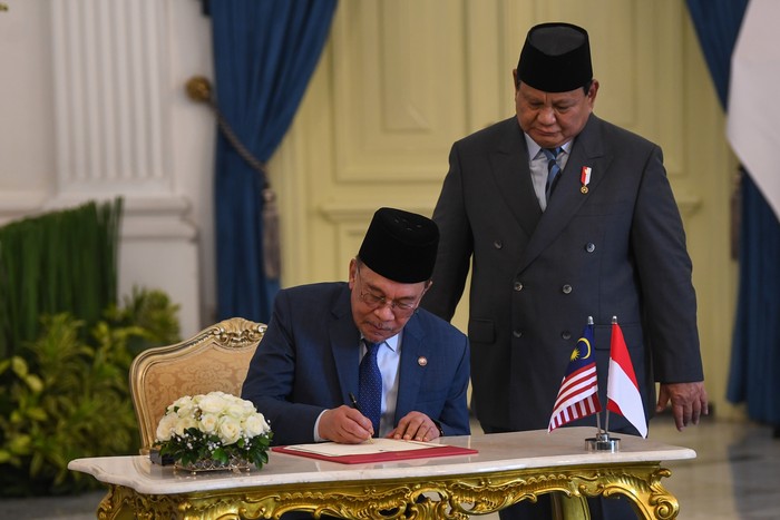 Presiden Prabowo Subianto (kanan) mendampingi Perdana Menteri Malaysia Anwar Ibrahim (kiri) mengisi buku tamu setibanya di Istana Merdeka, Jakarta, Jumat (27/6/2025). Kunjungan kenegaraan PM Malaysia Anwar Ibrahim di Istana Kepresidenan Jakarta tersebut untuk membahas hubungan bilateral, tindak lanjut dari sejumlah agenda ASEAN di Kuala Lumpur beberapa waktu lalu, serta bertukar pandangan soal dinamika kawasan dan global yang menjadi perhatian bersama. ANTARA FOTO/Galih Pradipta/app/nym.