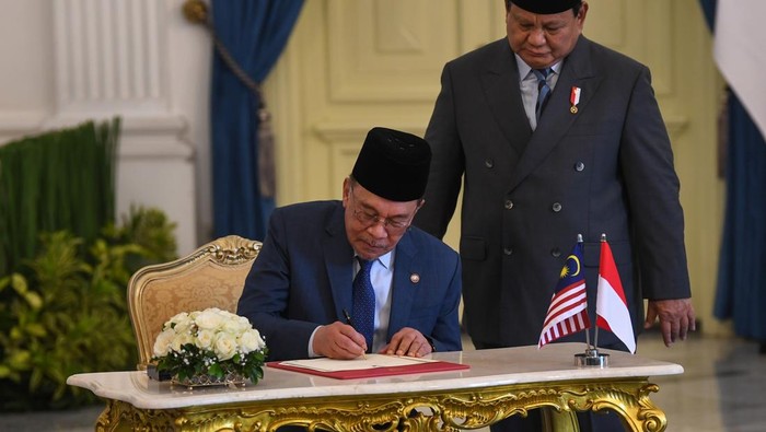 Presiden Prabowo Subianto (kanan) mendampingi Perdana Menteri Malaysia Anwar Ibrahim (kiri) mengisi buku tamu setibanya di Istana Merdeka, Jakarta, Jumat (27/6/2025). Kunjungan kenegaraan PM Malaysia Anwar Ibrahim di Istana Kepresidenan Jakarta tersebut untuk membahas hubungan bilateral, tindak lanjut dari sejumlah agenda ASEAN di Kuala Lumpur beberapa waktu lalu, serta bertukar pandangan soal dinamika kawasan dan global yang menjadi perhatian bersama. ANTARA FOTO/Galih Pradipta/app/nym.