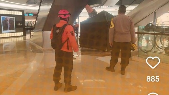 Pria jatuh dari ketinggian di Tunjungan Plaza Surabaya.