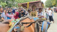 Menurut Erik, dalam ritual ini seorang perempuan diminta untuk berdandan seperti Nyi Roro Kidul, sebagai simbol sosok yang menjaga lautan dalam cerita rakyat Pangandaran. Perjalanan memutari Pantai Pangandaran dilakukan iring-iringan bersama para nelayan, tokoh masyarakat hingga wisatawan yang menyaksikan.