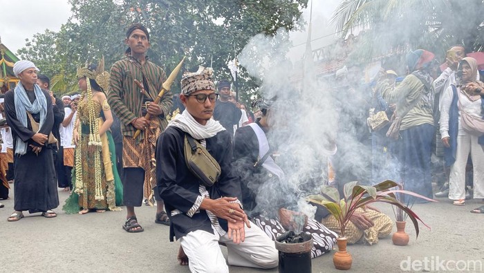 Prosesi Hajat Laut di Pangandaran Prosesi Hajat Laut di Pangandaran