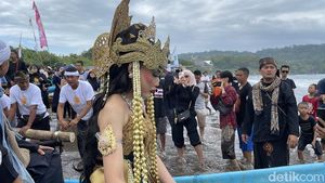 Potret Sakralnya Prosesi Hajat Laut di Pangandaran
