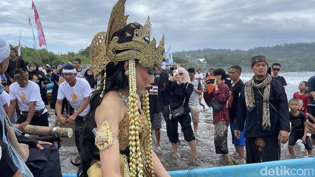 Prosesi Hajat Laut di Pangandaran