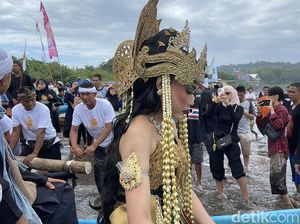 Potret Sakralnya Prosesi Hajat Laut di Pangandaran