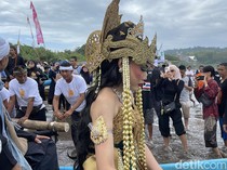 Potret Sakralnya Prosesi Hajat Laut di Pangandaran