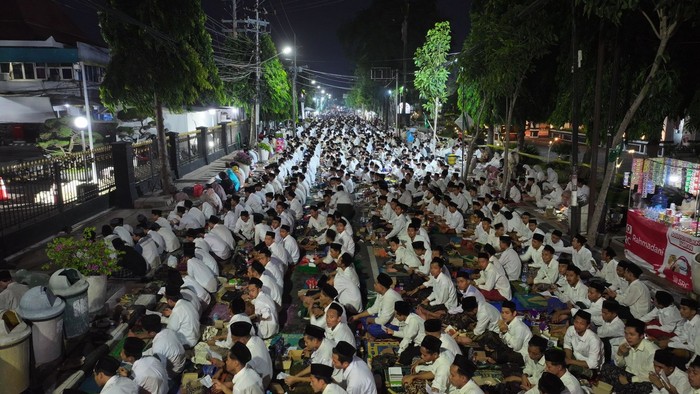Puluhan ribu warga dan santri di Kota Kediri menghadiri Istighotsah doa bersama menyambut awal Tahun Baru Islam 1447 Hijriah di jalanan dan Balai Kota Kediri.