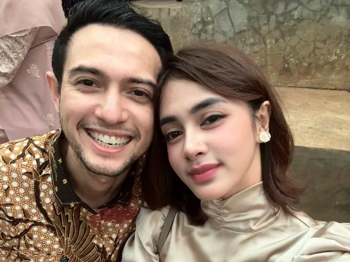 Rifky balweel dan istri
