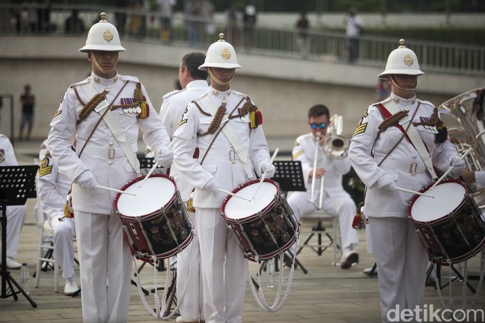 Royal Marines Band Royal Marines Band membawakan sejumlah musik di Lapangan Banteng, Jakarta, Jumat (27/6/2025). Royal Marines Band adalah korps musik militer dari Royal Marines, cabang Angkatan Laut Britania Raya (Royal Navy). Mereka dikenal sebagai salah satu kelompok musik militer paling profesional dan bergengsi di dunia.
