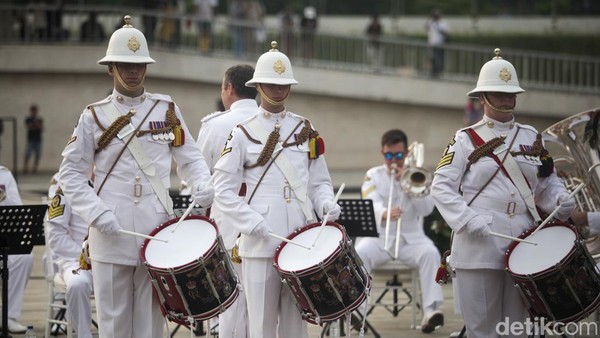 Atraksi Royal Marines Band Hibur Pengunjung Lapangan Banteng