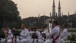 Atraksi Royal Marines Band Hibur Pengunjung Lapangan Banteng