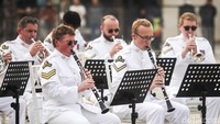 Royal Marines Band membawakan sejumlah musik di Lapangan Banteng, Jakarta, Jumat (27/6/2025). Royal Marines Band adalah korps musik militer dari Royal Marines, cabang Angkatan Laut Britania Raya (Royal Navy). Mereka dikenal sebagai salah satu kelompok musik militer paling profesional dan bergengsi di dunia.