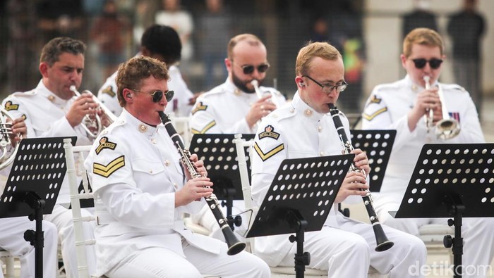 Royal Marines Band Royal Marines Band membawakan sejumlah musik di Lapangan Banteng, Jakarta, Jumat (27/6/2025). Royal Marines Band adalah korps musik militer dari Royal Marines, cabang Angkatan Laut Britania Raya (Royal Navy). Mereka dikenal sebagai salah satu kelompok musik militer paling profesional dan bergengsi di dunia.