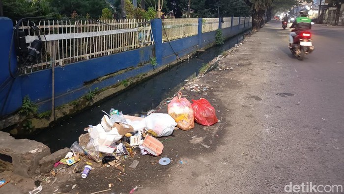 Bandelnya Warga Buang Sampah di Jalan Mallengkeri, Hanya Bersih Sesaat