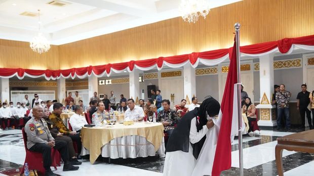 Sebanyak 34 anggota Anshor Daulah melepas bai'at dan ikrar setia kepada NKRI. Kegiatan ini dilaksanakan di Gedung Serindit Gubernuran Riau, Pekanbaru, Jumat (27/6/2025).