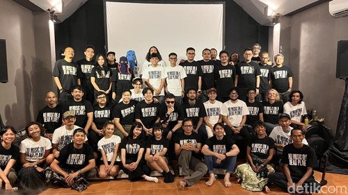 Sederet musisi tanah air bergabung di IKLIM untuk menyuarakan krisis iklim yang dimentori oleh Robby Navicula di Studio Antida Music di Denpasar, Jumat (26/6/2025). (Rizky Setyo)