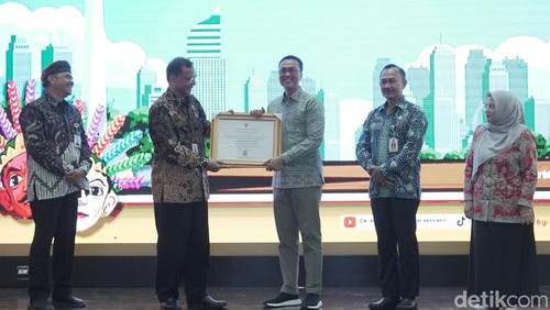 Sekda IB Surya Suamba menerima Piagam Penghargaan Simpul Jaringan Terbaik Nasional Tahun 2025 dari Arsip Nasional Republik Indonesia (ANRI) di Jakarta Selatan, Kamis (26/6/2026).