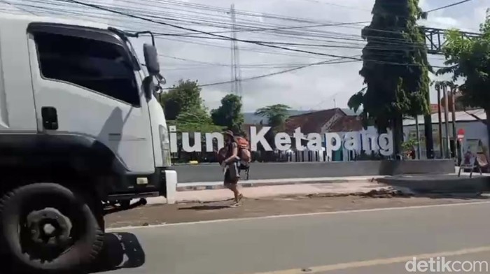 Situasi lalu lintas di sekitar pelabuhan Ketapang, tepatnya di depan Stasiun Ketapang Banyuwangi yang terihat kembali lengang.