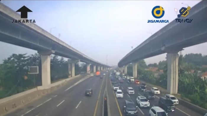 Situasi lalu lintas di Tol Jakarta-Cikampek Km 43