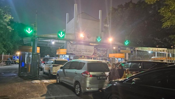 Situasi terkini antrean parkir di Jiexpo saat Jakarta Fair, Jumat (27/6/2025).
