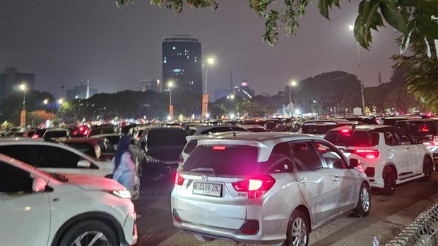 Situasi terkini antrean parkir di Jiexpo saat Jakarta Fair, Jumat (27/6/2025).