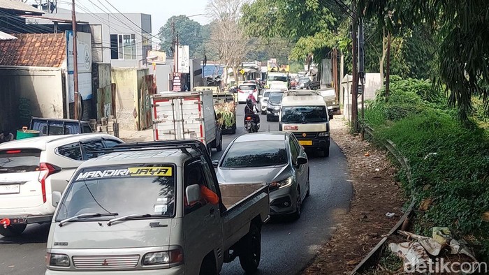 Suasana arus lalu lintas di kawasan wisata Lembang